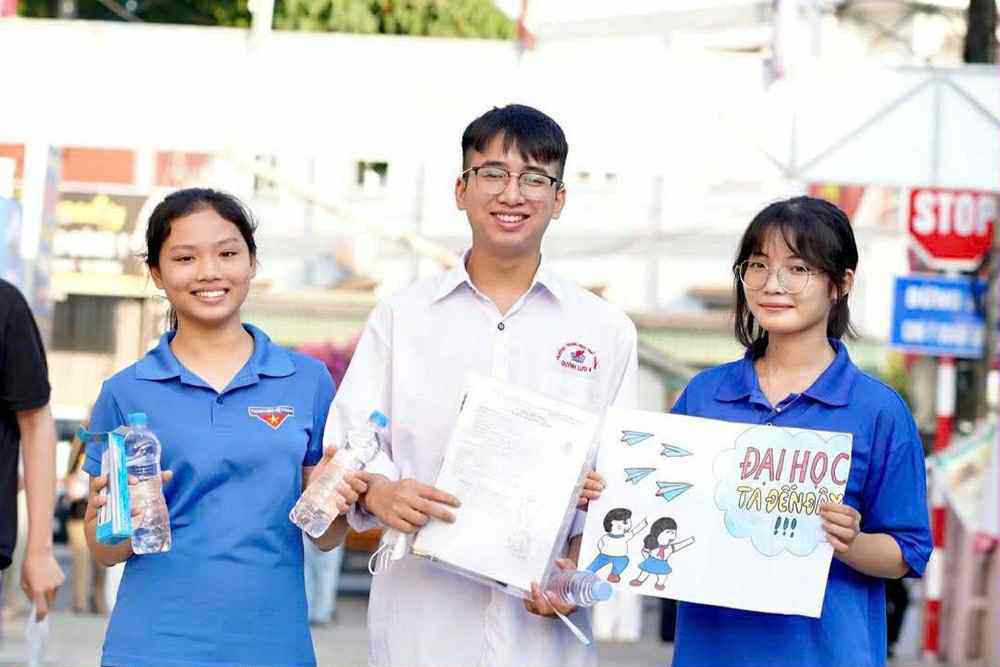 Sỹ tử hoàn thành &#39;môn thi áp lực nhất&#39;: Cập nhật đề thi, giải đề Toán - 18