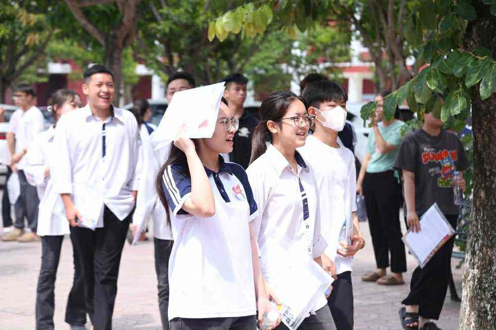 Sỹ tử hoàn thành &#39;môn thi áp lực nhất&#39;: Cập nhật đề thi, giải đề Toán - 19