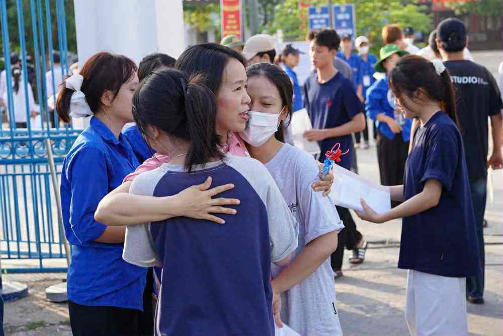 Sỹ tử hoàn thành &#39;môn thi áp lực nhất&#39;: Cập nhật đề thi, giải đề Toán - 20