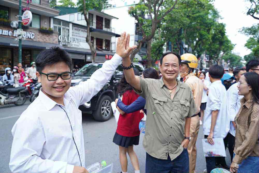 Sỹ tử hoàn thành bài Ngữ Văn, đề dễ thở, thí sinh phấn khởi - 2