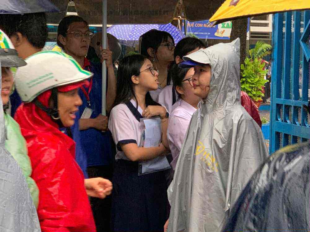 Sỹ tử hoàn thành &#39;môn thi áp lực nhất&#39;: Cập nhật đề thi, giải đề Toán - 7