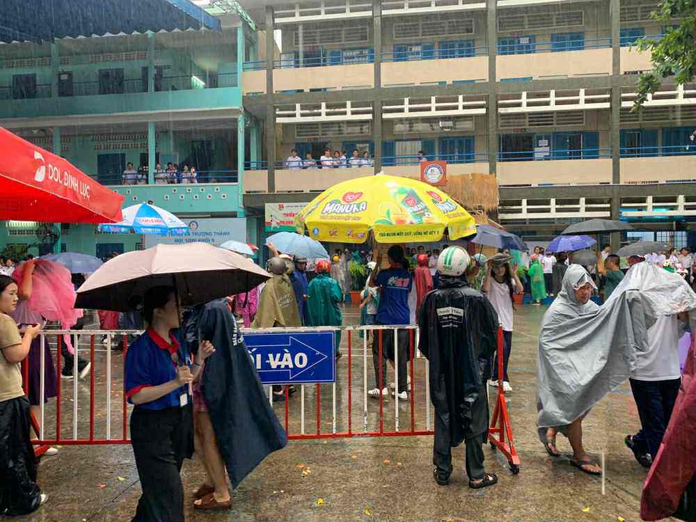 Sỹ tử hoàn thành &#39;môn thi áp lực nhất&#39;: Cập nhật đề thi, giải đề Toán - 8