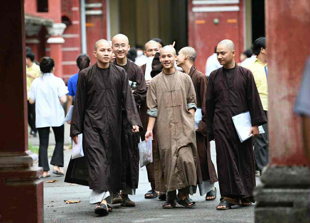 Sỹ tử hoàn thành &#39;môn thi áp lực nhất&#39;: Cập nhật đề thi, giải đề Toán - 2