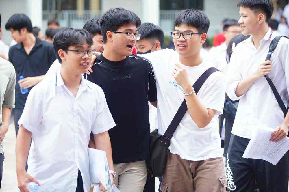 Sỹ tử hoàn thành &#39;môn thi áp lực nhất&#39;: Cập nhật đề thi, giải đề Toán - 3