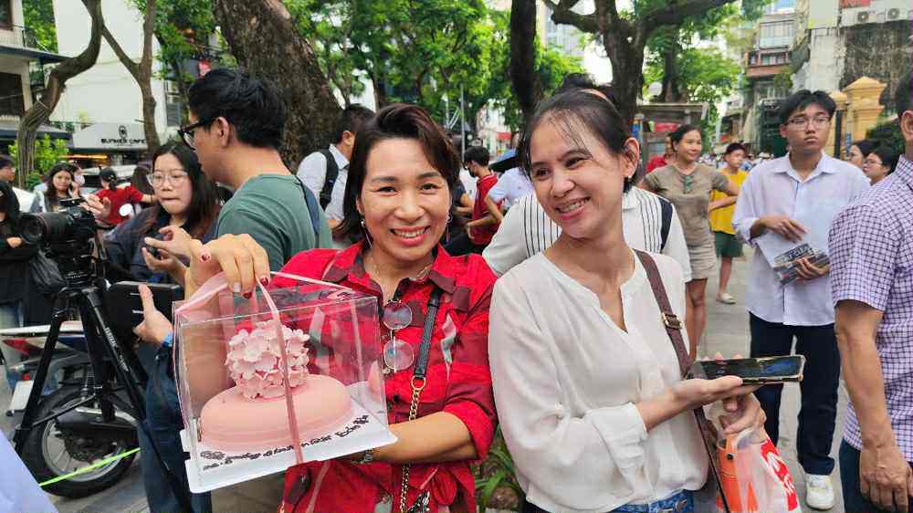 Sỹ tử hoàn thành &#39;môn thi áp lực nhất&#39;: Cập nhật đề thi, giải đề Toán - 4