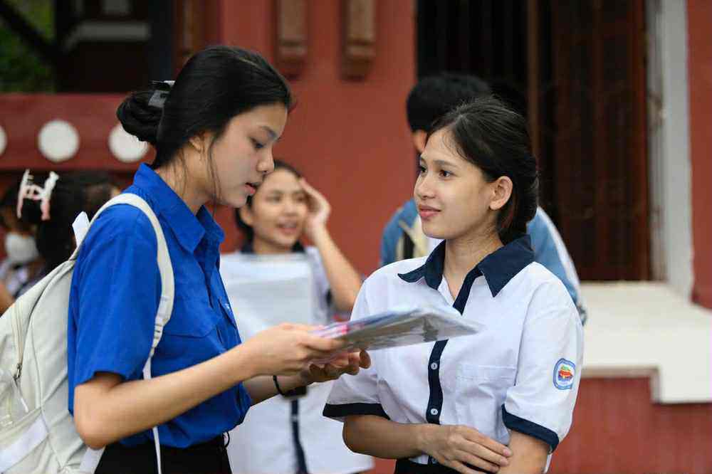 Sỹ tử hoàn thành &#39;môn thi áp lực nhất&#39;: Cập nhật đề thi, giải đề Toán - 5