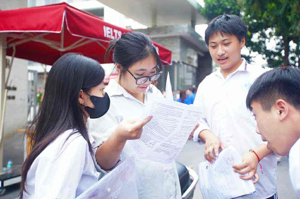 Sỹ tử hoàn thành &#39;môn thi áp lực nhất&#39;: Cập nhật đề thi, giải đề Toán - 6