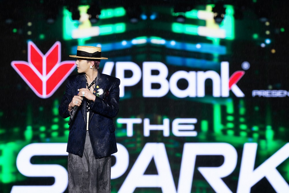 G-Dragon biểu diễn tại đại nhạc hội VPBank K-Star Spark in Vietnam vừa qua.