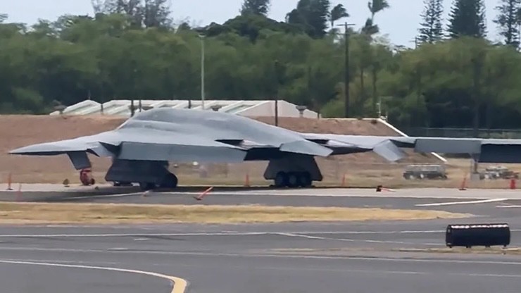 Oanh tạc cơ B-2 đỗ ngoài trời suốt nhiều ngày ở thành phố Honolulu, Hawaii. Ảnh chụp màn hình video.