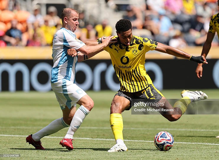 Dortmund (áo vàng) gặp nhiều khó khăn