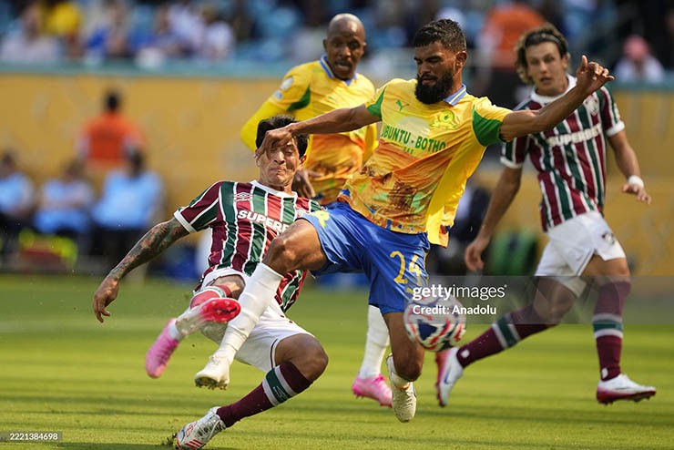 Fluminense (áo sọc kẻ) gặp khó trước Mamelodi Sundowns