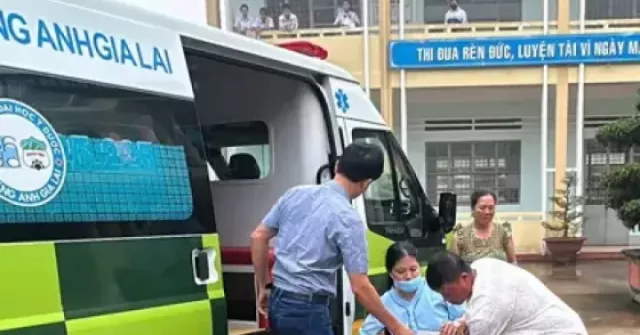 Nữ sinh gặp tai nạn nát cổ chân, đến điểm thi bằng xe cứu thương