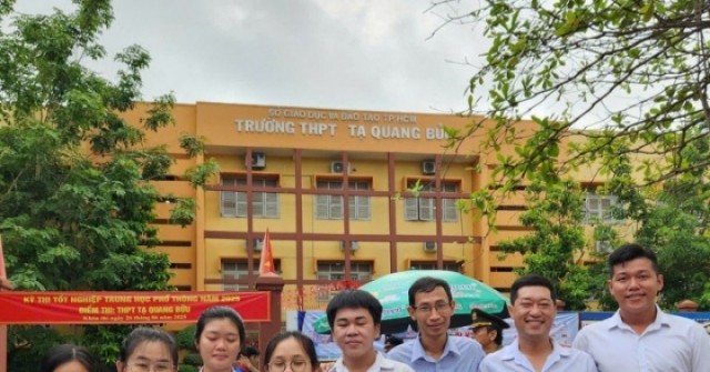 Thi tốt nghiệp THPT ở tuổi 40: "Tôi muốn con mình nhìn vào để nỗ lực học tập"