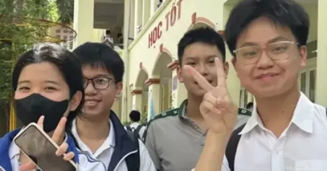 Sỹ tử chuẩn bị thi Toán, Cần Thơ đổ mưa lớn