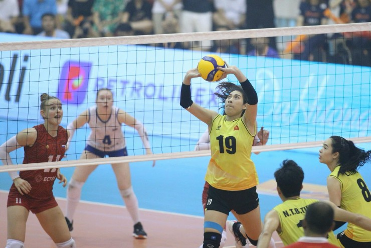 CLB Korabelka (bên trái) từng hạ tuyển Việt Nam 3-0 ở chung kết VTV Cup 2024