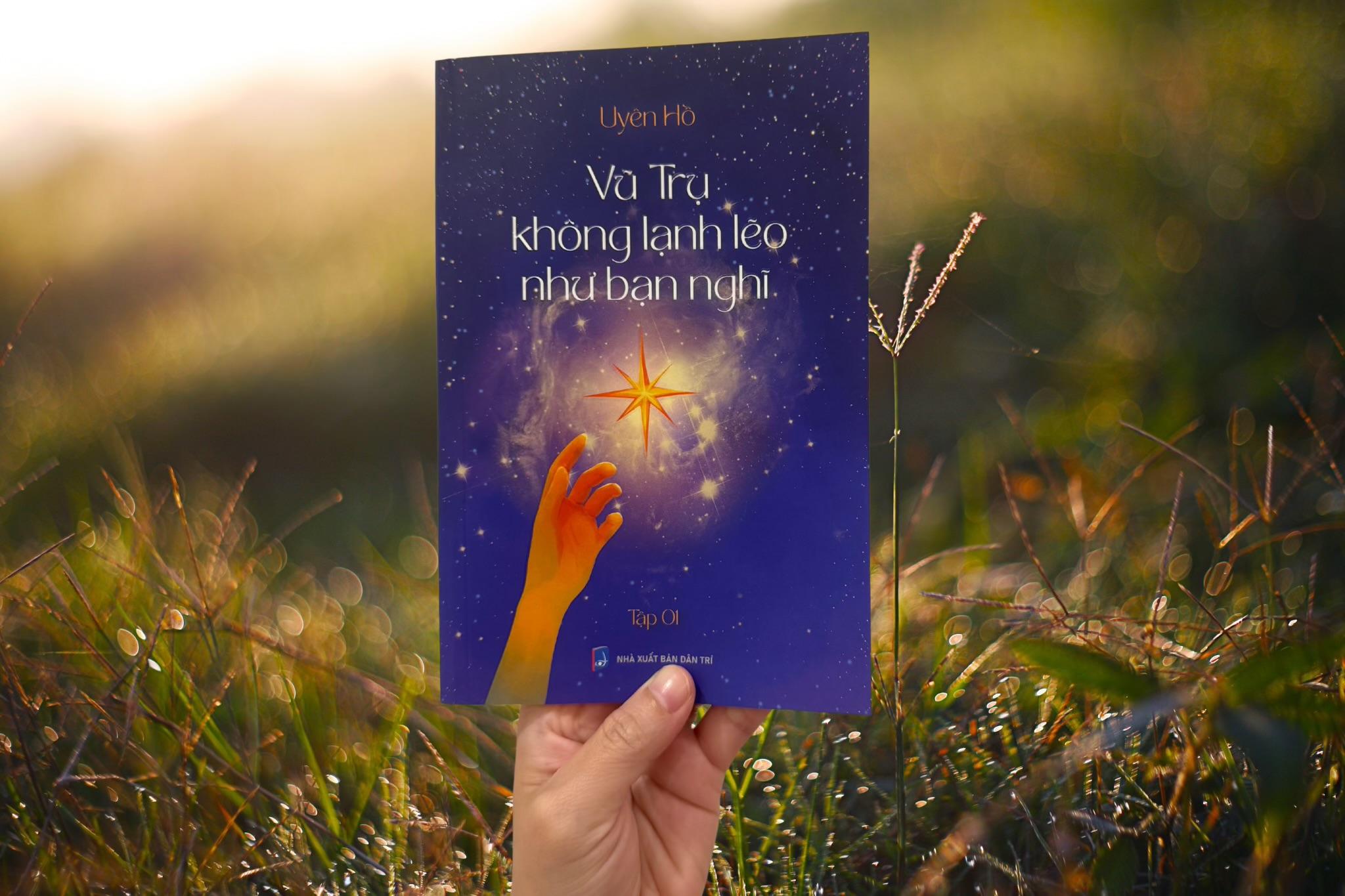 Bìa sách “Vũ Trụ Không Lạnh Lẽo Như Bạn Nghĩ” – Tập 1