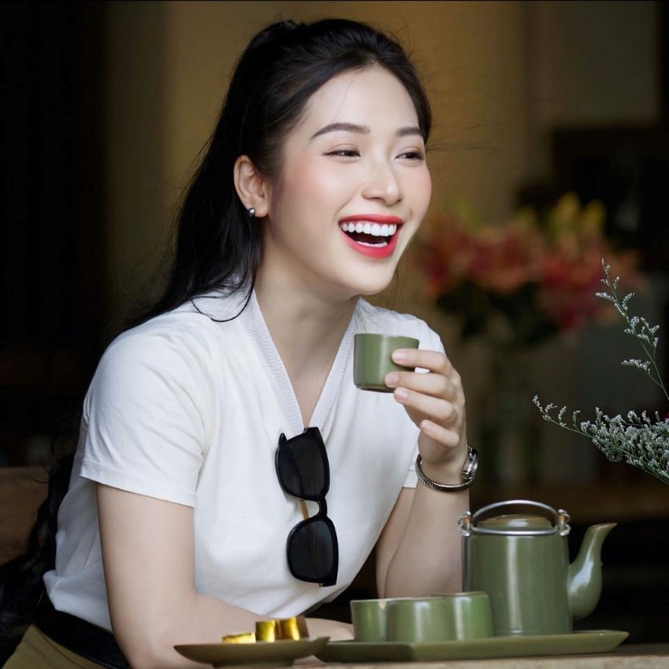 “Hiện tại, duyên chưa tới nên tôi cứ sống an nhiên, yêu nghề, yêu cuộc sống – như cách mình đã lựa chọn” - nữ thượng úy chia sẻ.
