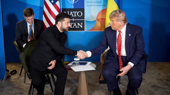 Ông Trump bắt tay Tổng thống Ukraine Volodymyr Zelensky trong cuộc trao đổi kéo dài 45 phút bên lề hội nghị NATO. Ảnh: AFP.