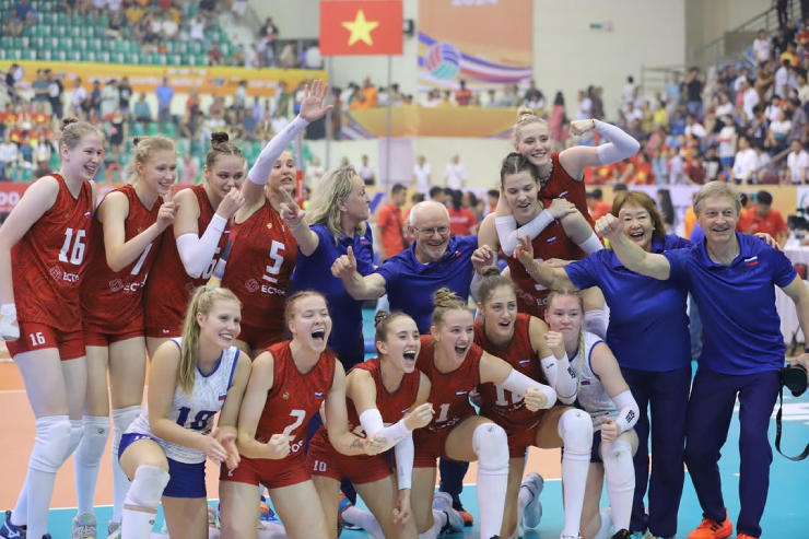 Ngay từ đầu giải VTV Cup 2024, cô gái sinh năm 2003 này đã được dự đoán sẽ giành giải hoa khôi nhờ gương mặt khả ái, làn da trắng mịn và đôi mắt xanh sâu thẳm, khiến người hâm mộ không thể rời mắt.
