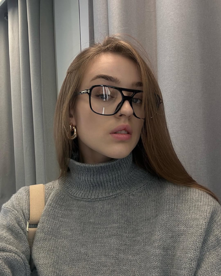 Ngoài đời, Elizaveta Palshina gây ấn tượng với gu ăn mặc tinh tế, trang điểm nhẹ nhàng nhưng vẫn rất cuốn hút, khiến cô trở thành tâm điểm của giới truyền thông và người hâm mộ.
