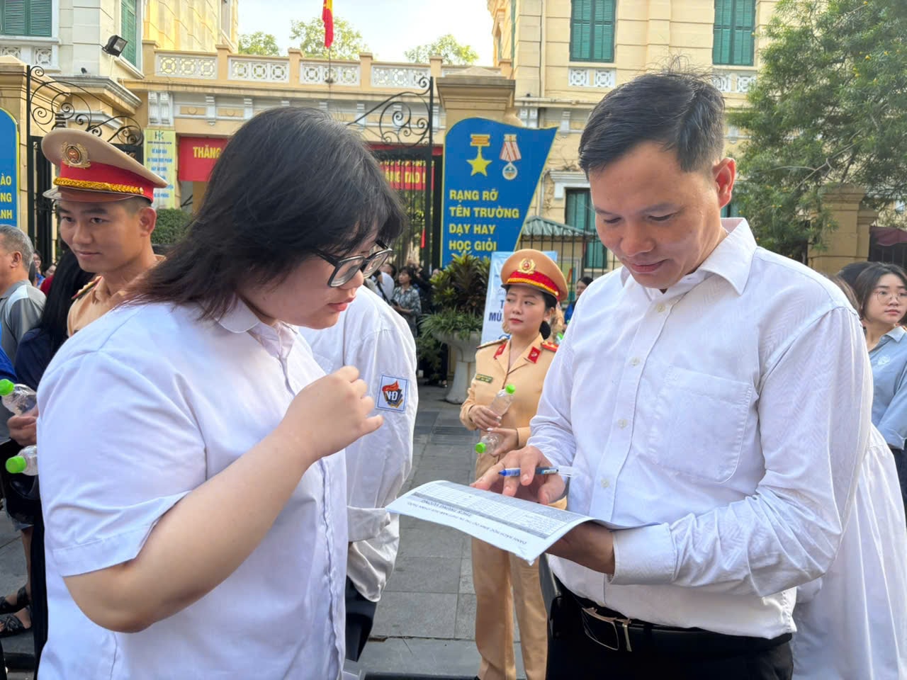 Thầy Đạt điểm danh, tiếp sức cho học trò của mình.