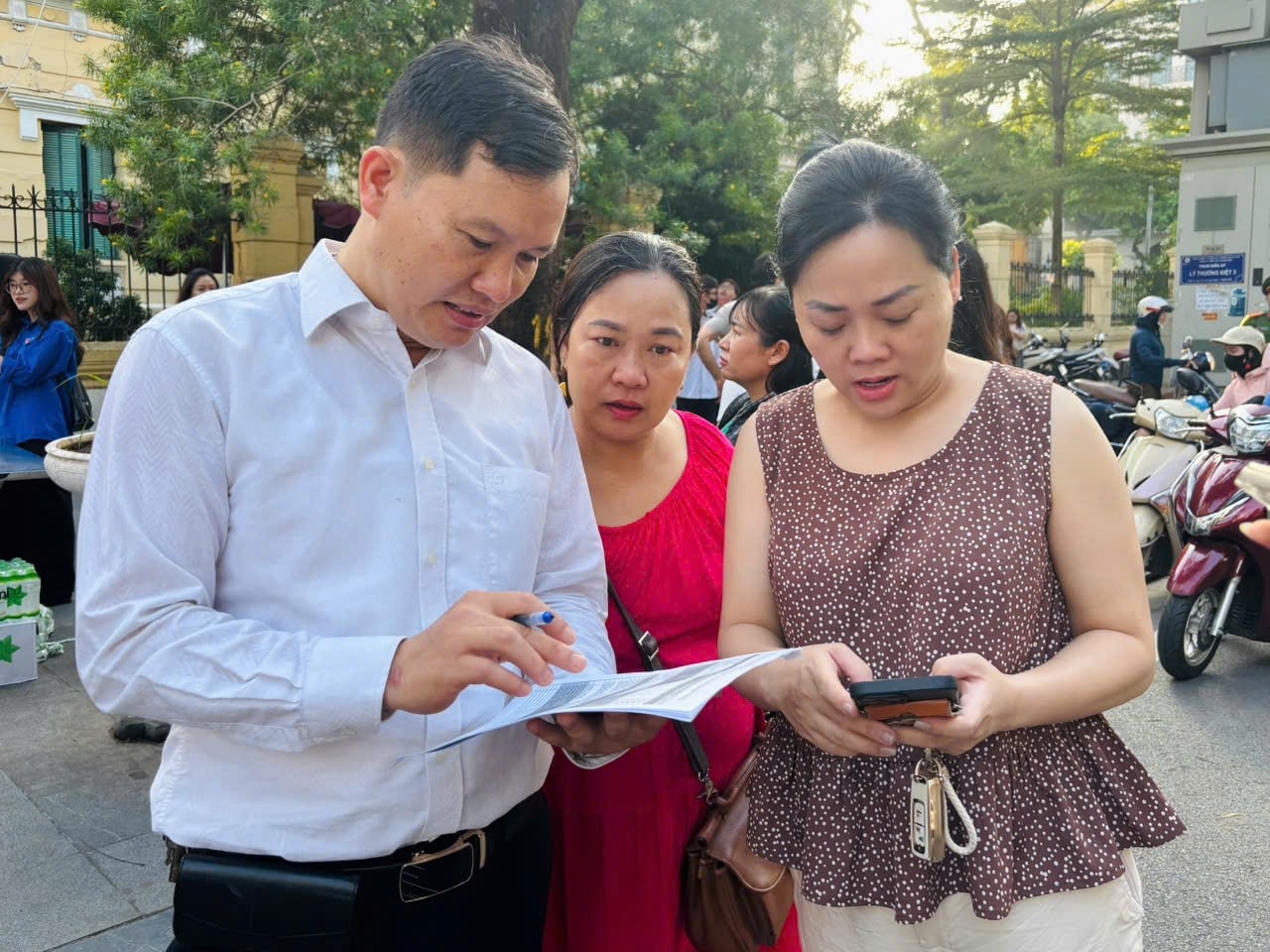 Hoạt động phân giáo viên túc trực tại các điểm thi đã được trường THPT Hồng Hà triển khai 15 năm nay.