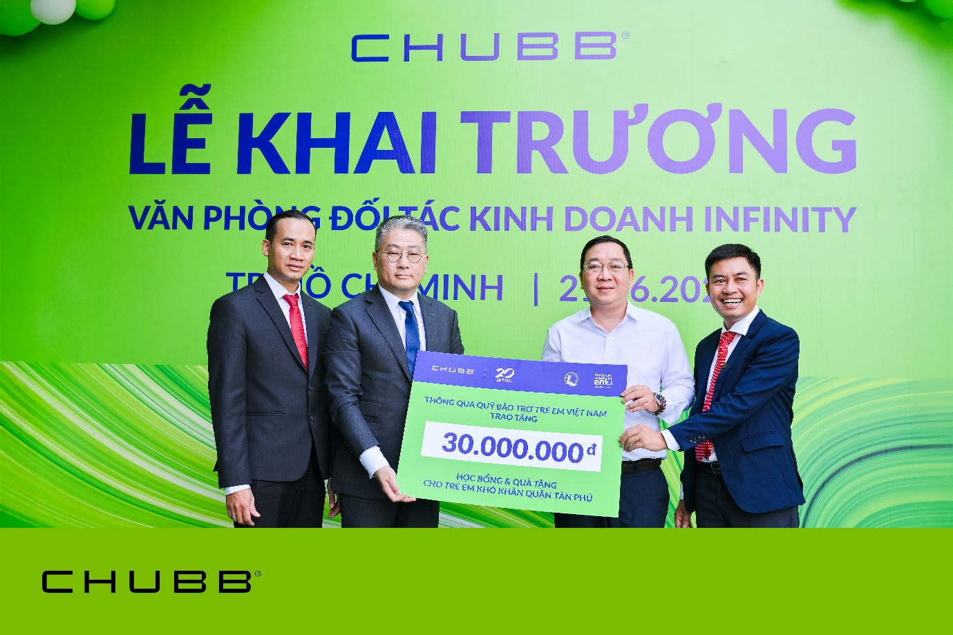 Đại diện Chubb Life Việt Nam trao tặng 30 triệu đồng học bổng và quà tặng cho trẻ em có hoàn cảnh khó khăn tại quận Tân Phú nhân dịp khai trương tại mỗi Văn phòng Đối tác Kinh doanh Infinity TP.HCM