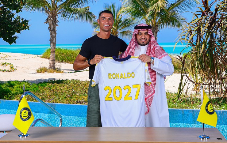 Ronaldo chính thức ở lại Al Nassr thêm 2 năm