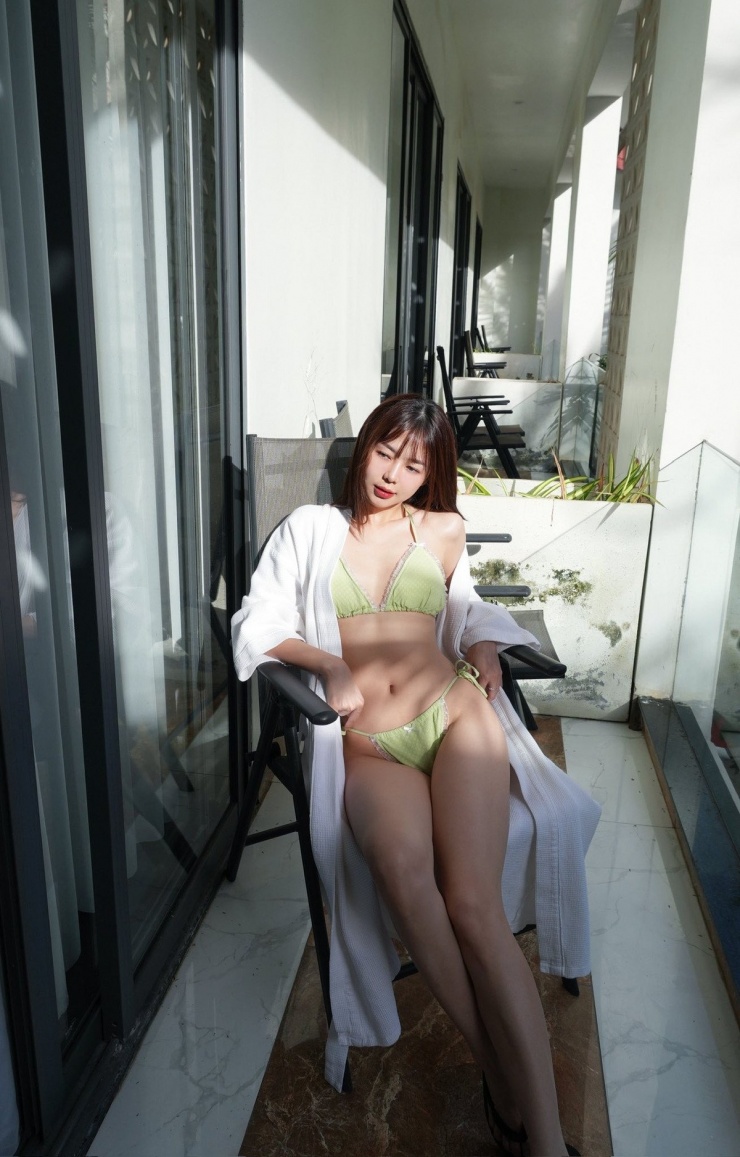 Nữ ca sĩ khoe được đôi chân dài miên man khi diện bikini táo bạo. Ảnh: FB Liz Kim Cương Nữ ca sĩ khoe được đôi chân dài miên man khi diện bikini táo bạo. Ảnh: FB Liz Kim Cương