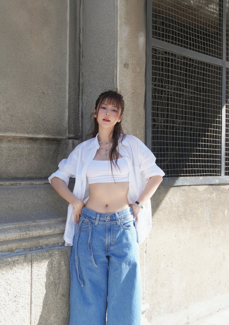 Từ hình ảnh một nữ ca sĩ với phong các nhẹ nhàng, Liz Kim Cương quyết định thay đổi hoàn toàn khi theo đuổi hình ảnh táo bạo, quyến rũ. Ảnh: FB Liz Kim Cương Từ hình ảnh một nữ ca sĩ với phong các nhẹ nhàng, Liz Kim Cương quyết định thay đổi hoàn toàn khi theo đuổi hình ảnh táo bạo, quyến rũ. Ảnh: FB Liz Kim Cương