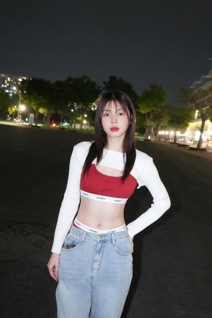 Nhan sắc của Liz Kim Cương nhận được nhiều sự khen ngợi, nhiều người không nghĩ năm nay cô đã 32 tuổi. Ảnh: FB Liz Kim Cương Nhan sắc của Liz Kim Cương nhận được nhiều sự khen ngợi, nhiều người không nghĩ năm nay cô đã 32 tuổi. Ảnh: FB Liz Kim Cương