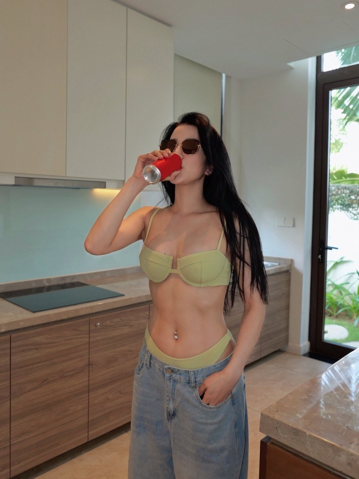 Trên trang cá nhân, Diệp Lâm Anh vừa chia sẻ loạt ảnh diện bikini cắt xẻ táo bạo kết hợp cùng quần jeans. Ảnh: FB Diệp Lâm Anh