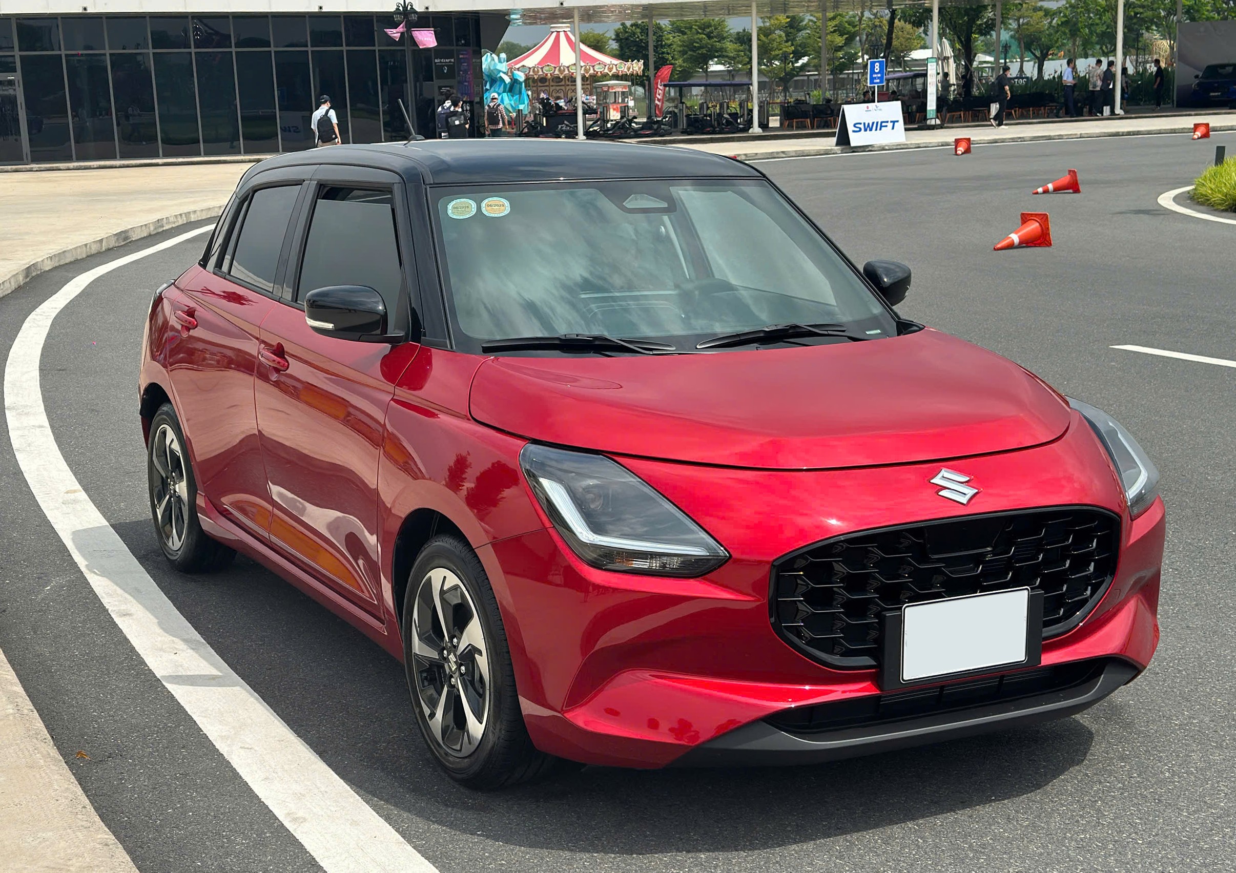 Ra mắt Suzuki Swift động cơ lai Hybrid, giá từ 569 triệu đồng - 1
