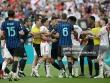 Inter đấu River Plate hóa võ đài: Fan ném vật thể lạ, Dumfries tháo chạy