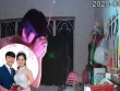 Khoảnh khắc chồng thủ thỉ trước di ảnh vợ khiến người xem rơi nước mắt