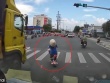 Clip: Người phụ nữ sang đường ẩu khiến ô tô tải phanh dúi dụi