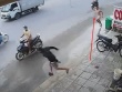 Thanh niên cầm gậy rượt đuổi kẻ trộm xe máy