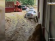 Nước lũ tràn về như thác trong trung tâm thương mại ở Trung Quốc