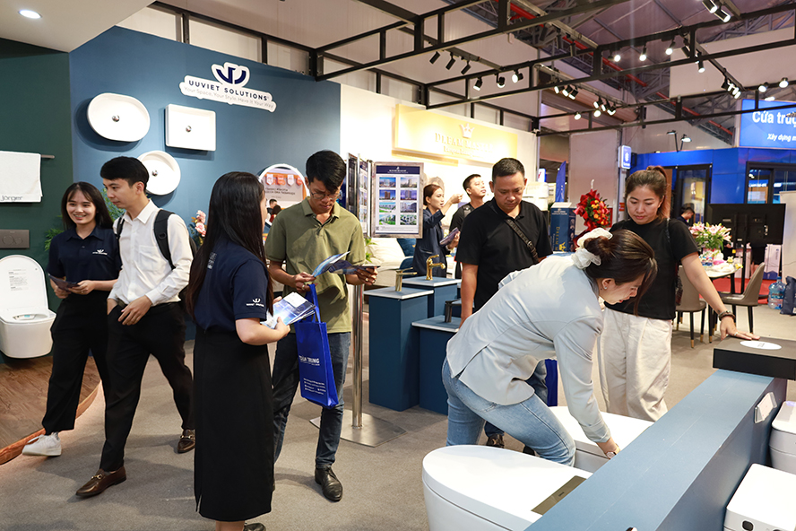 Gian hàng thiết bị phòng tắm cao cấp Innoci của Uuviet Soluitons thu hút được nhiều khách hàng ghé thăm và trải nghiệm sản phẩm