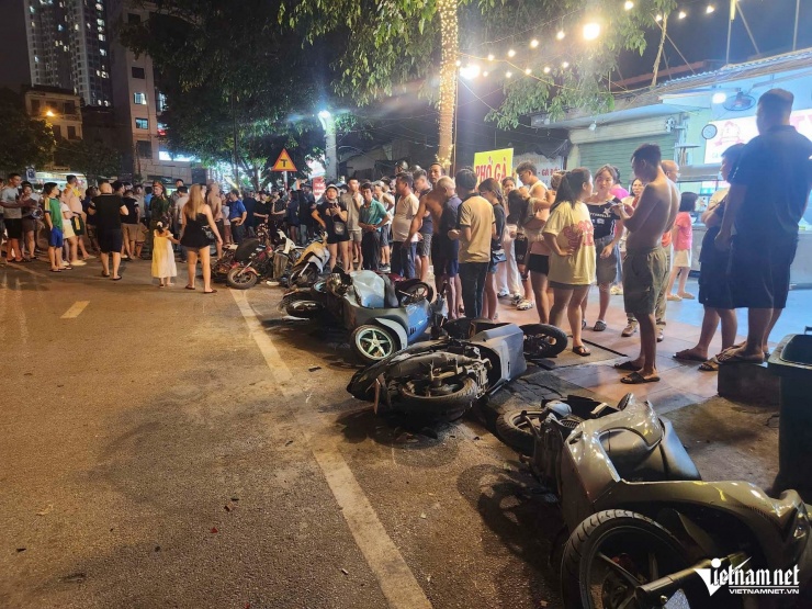 Hàng loạt xe máy bị đâm đổ la liệt.