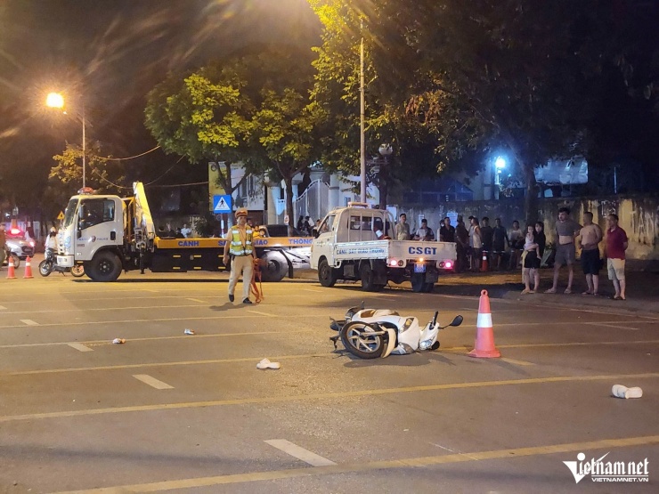Sự việc thu hút rất đông người dân hiếu kỳ.