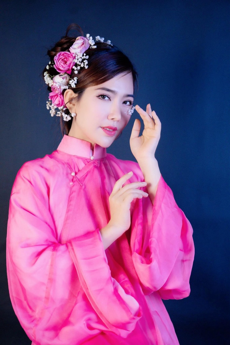 Ca sĩ Hoàng Y Nhung là 1 trong các bị hại của vụ lừa đảo đầu tư sàn tiền ảo Winrich. Cô tham gia đầu tư nhiều lần, tổng cộng gần 13 tỷ đồng, bị 2 đối tượng đánh sập sàn và chiếm đoạt số tiền này. Hoàng Y Nhung tên thật là Trần Thị Hồng Nhung, sinh năm 1989, từng đoạt danh hiệu Hoa khôi Nam bộ, Á khôi Người đẹp Tỏa sáng 2013 và Hoa hậu Sắc đẹp toàn cầu 2018, sau này rẽ hướng sang âm nhạc.&nbsp;