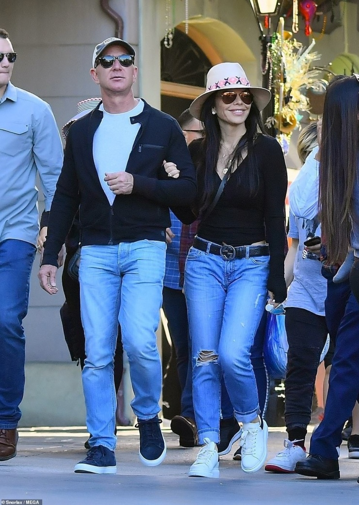 Tháng 2/2020, đôi uyên ương cùng mặc áo đen và quần jeans xanh, đội mũ, đeo kính và mang sneakers khi dạo phố. Ảnh: Mega