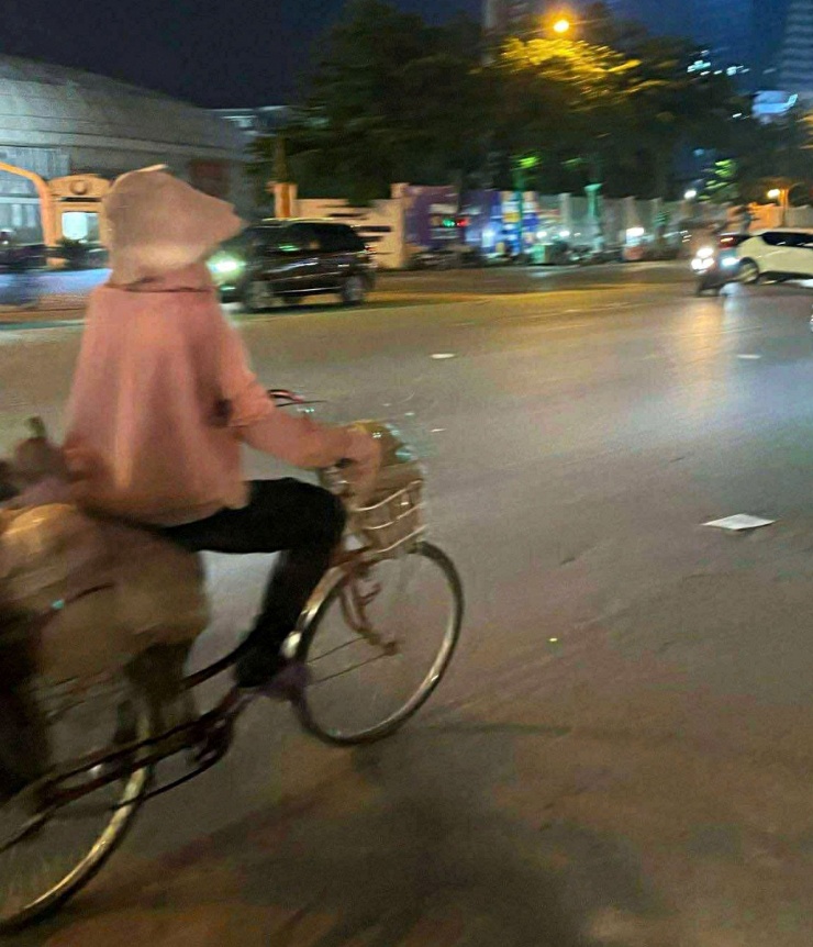 Bà Liễu đạp xe trên tuyến đường thuộc khu đô thị Đô Nghĩa, Hà Đông, Hà Nội và được người dân phát hiện. Ảnh: Nhân vật cung cấp