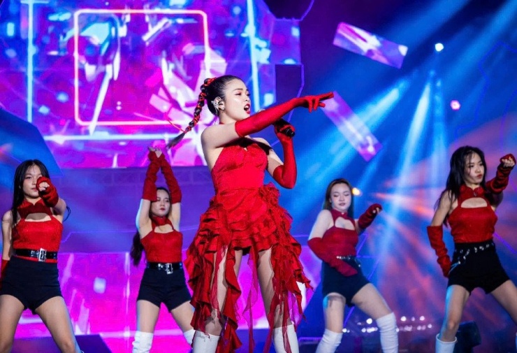 Thế mạnh của nữ ca sĩ là dòng nhạc trẻ, khả năng biểu diễn hình thể trên sân khấu.