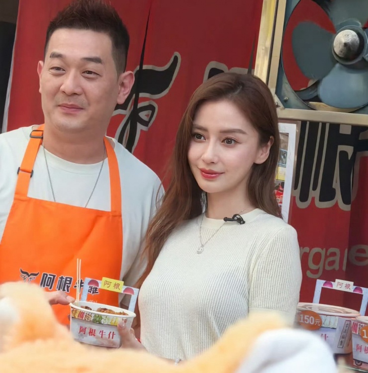Angelababy sa sút sau khi mất đi chỗ dựa là Huỳnh Hiểu Minh và vướng scandal phong sát ngầm. Cô giờ chỉ có thể nhận các quảng cáo bình dân