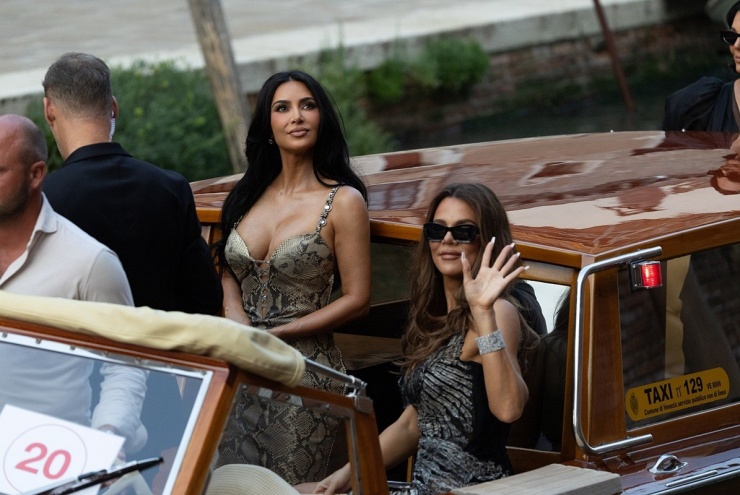 Chị em Kim Kardashian, 45 tuổi, và Khloé Kardashian (phải), 41 tuổi có mặt tại Venice vào trưa 26/6. Ảnh: NY Post