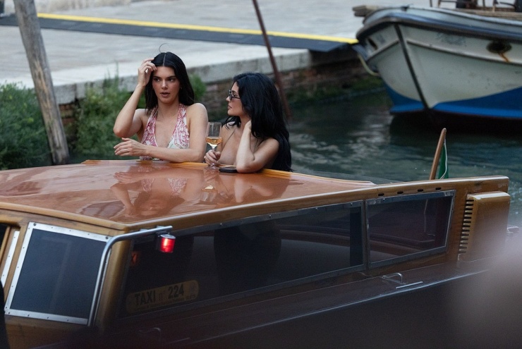 Hai chị em cùng mẹ khác cha của Kim Kardashian - siêu mẫu Kendall Jenner, 30 tuổi (trái) và doanh nhân Kylie Jenner, 28 tuổi. Ảnh: NY Post