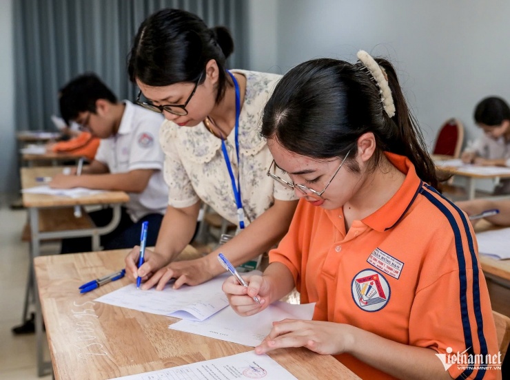 Đề Tiếng Anh thi tốt nghiệp THPT 2025: Xử lý đề trong 50 phút là một thách thức - 1