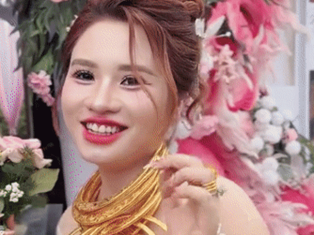 Cô dâu Tiền Giang đeo vàng kín cổ trong ngày cưới, màn trao quà kéo dài 30 phút